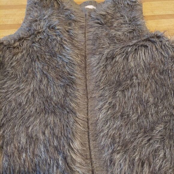 Woman's Small Vest  - Picture 4 of 15